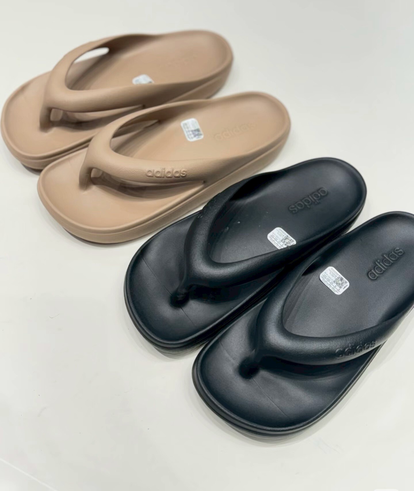 【Luxury】 ADIDAS ORIGINALS Adilette Lumia CLOUDFOAM 個性清爽舒適 無特殊功能人字拖鞋 男女同款 愛迪達夏季拖鞋人字拖 JR9715 HP6945 HP6944