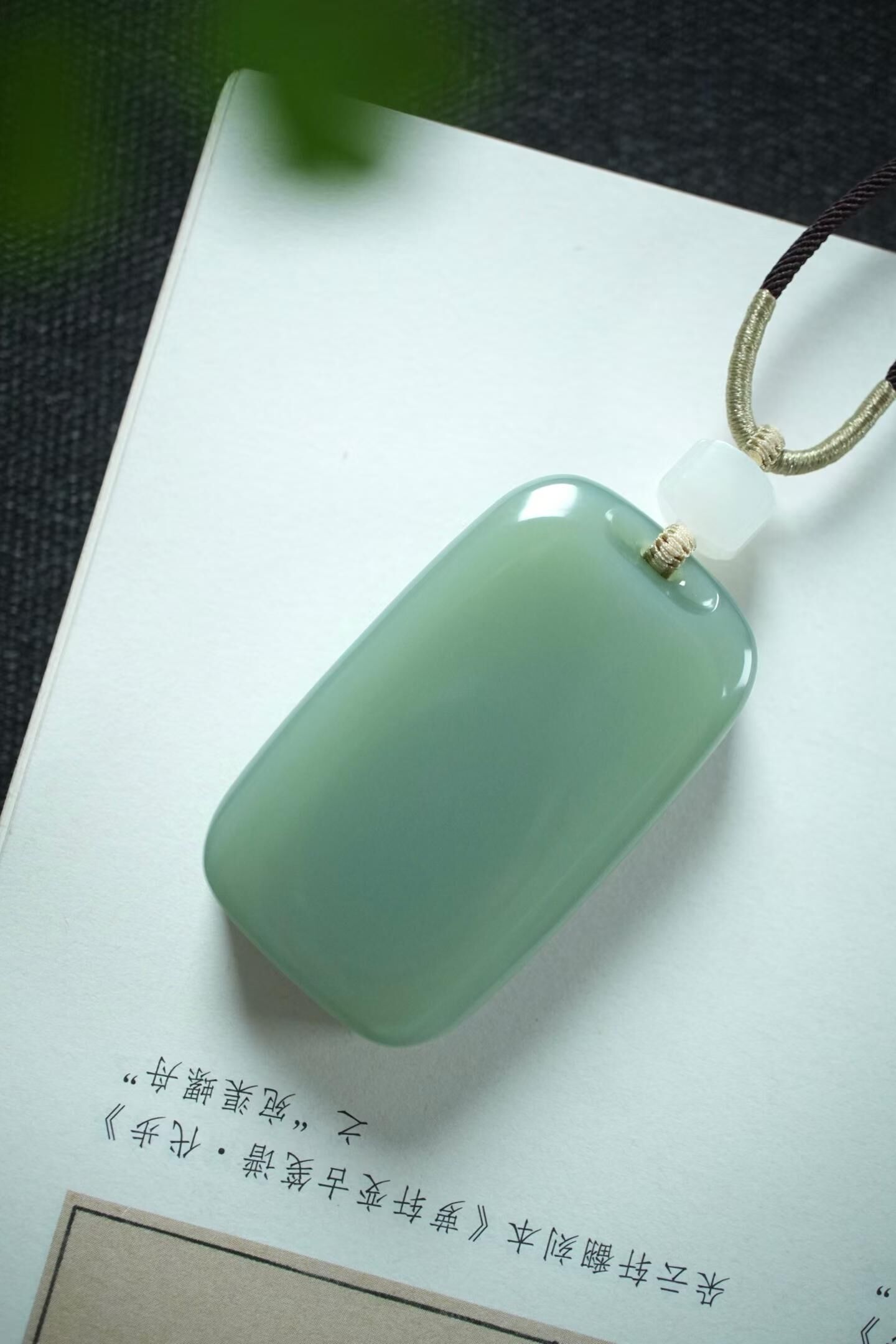 628420 和田玉冰底碧玉粉青無事牌掛件