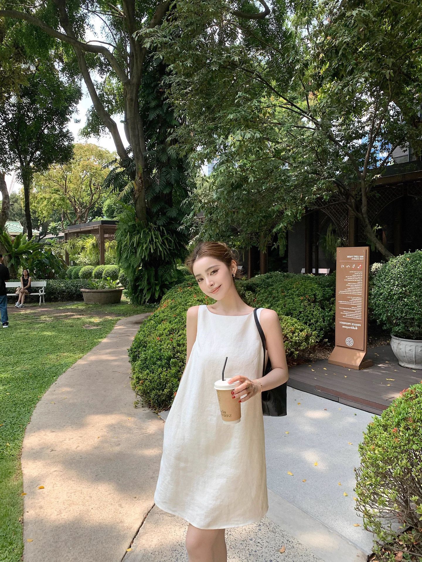 極簡風 無袖露背小洋裝