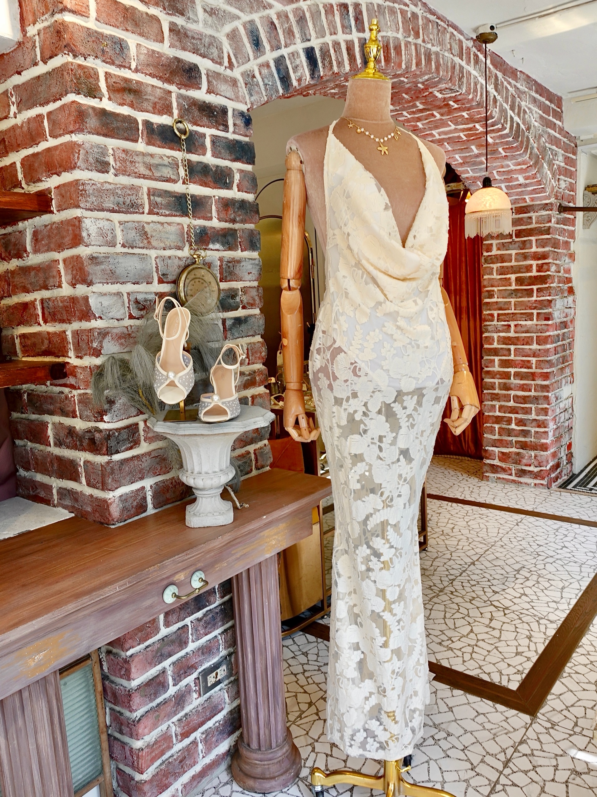 Lux Daisy白色燒花透紗垂領Maxi Dress