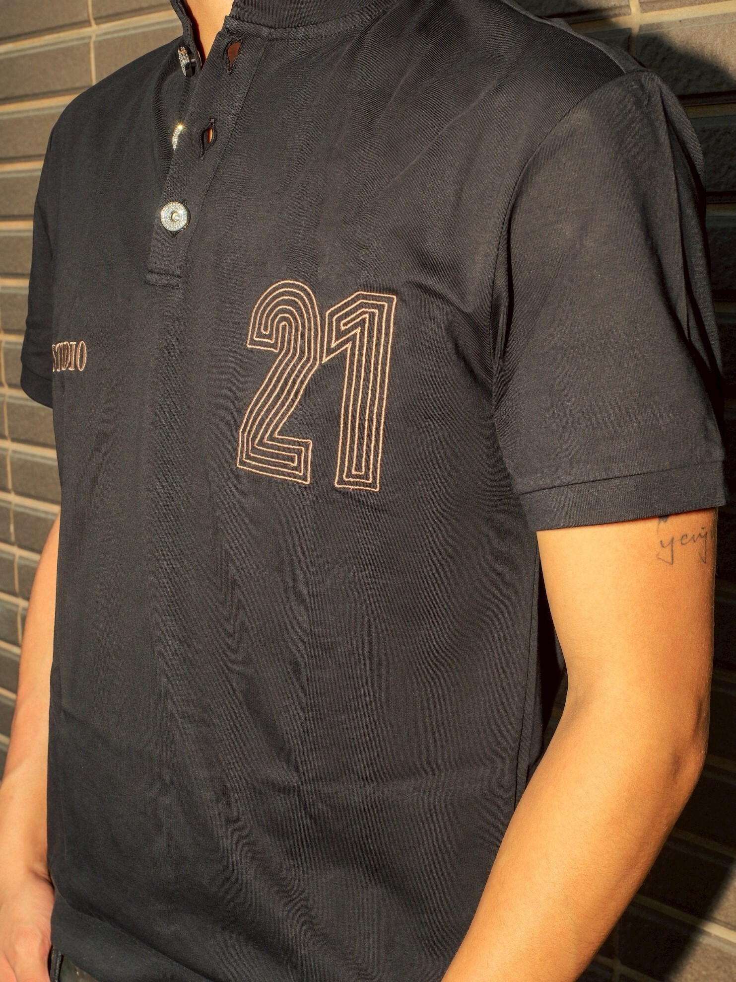ATONE STUDIO 21 Logo 亨利領 排釦衛衣短袖  ”Game Day” Henley T