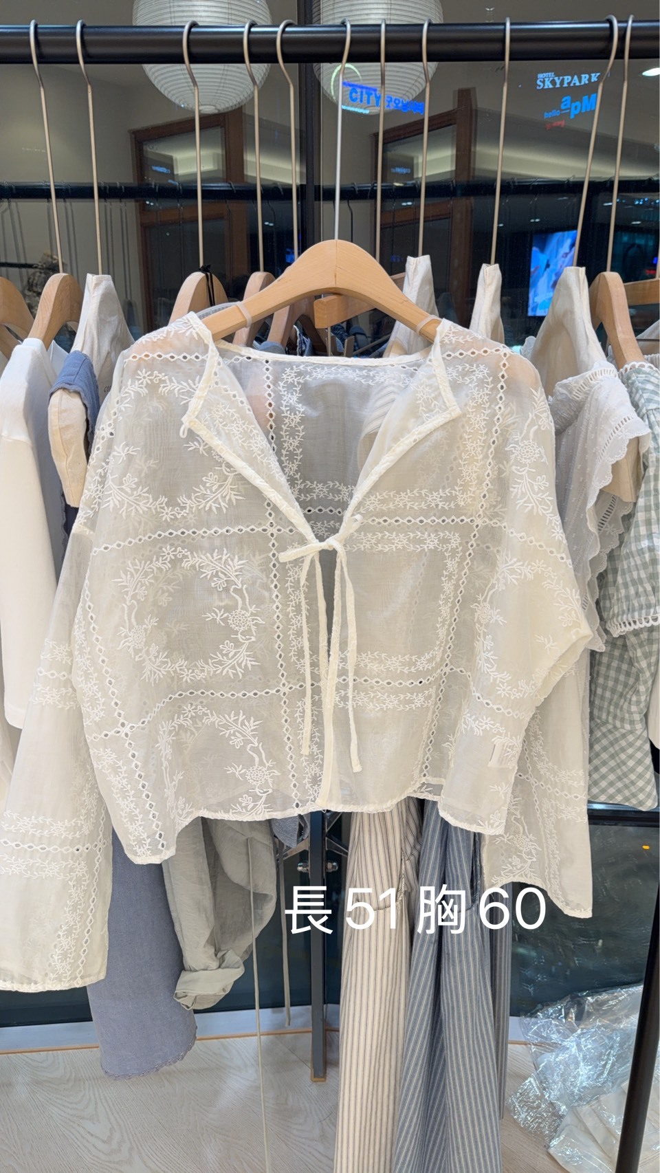 CP6405 精緻刺繡透肌綁帶罩衫 - 米白