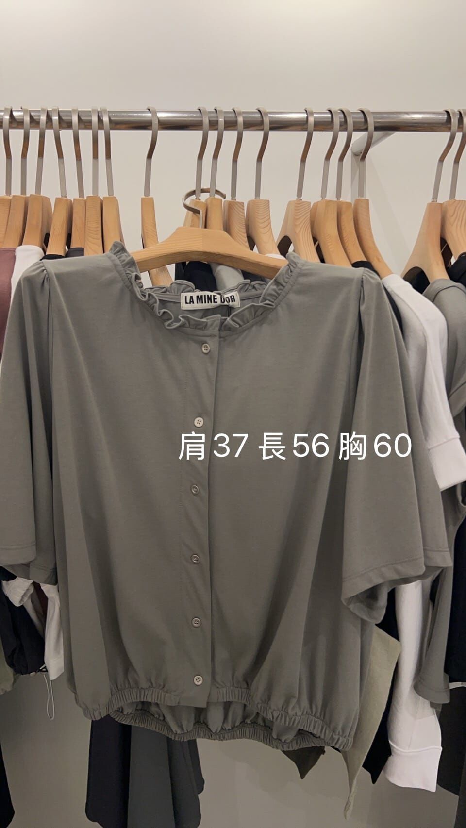 LA6410 荷葉邊圓領鈕扣上衣