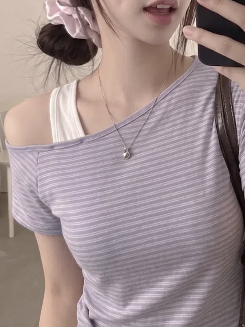【網站預訂優惠】Striped One Shoulder Top