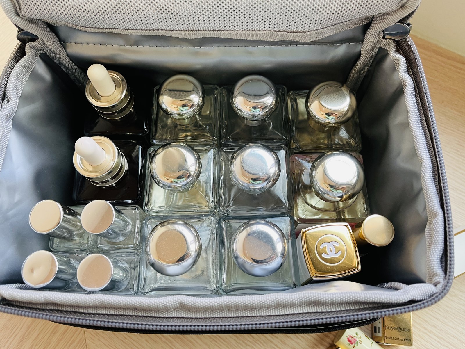 香水與保養品直立收納