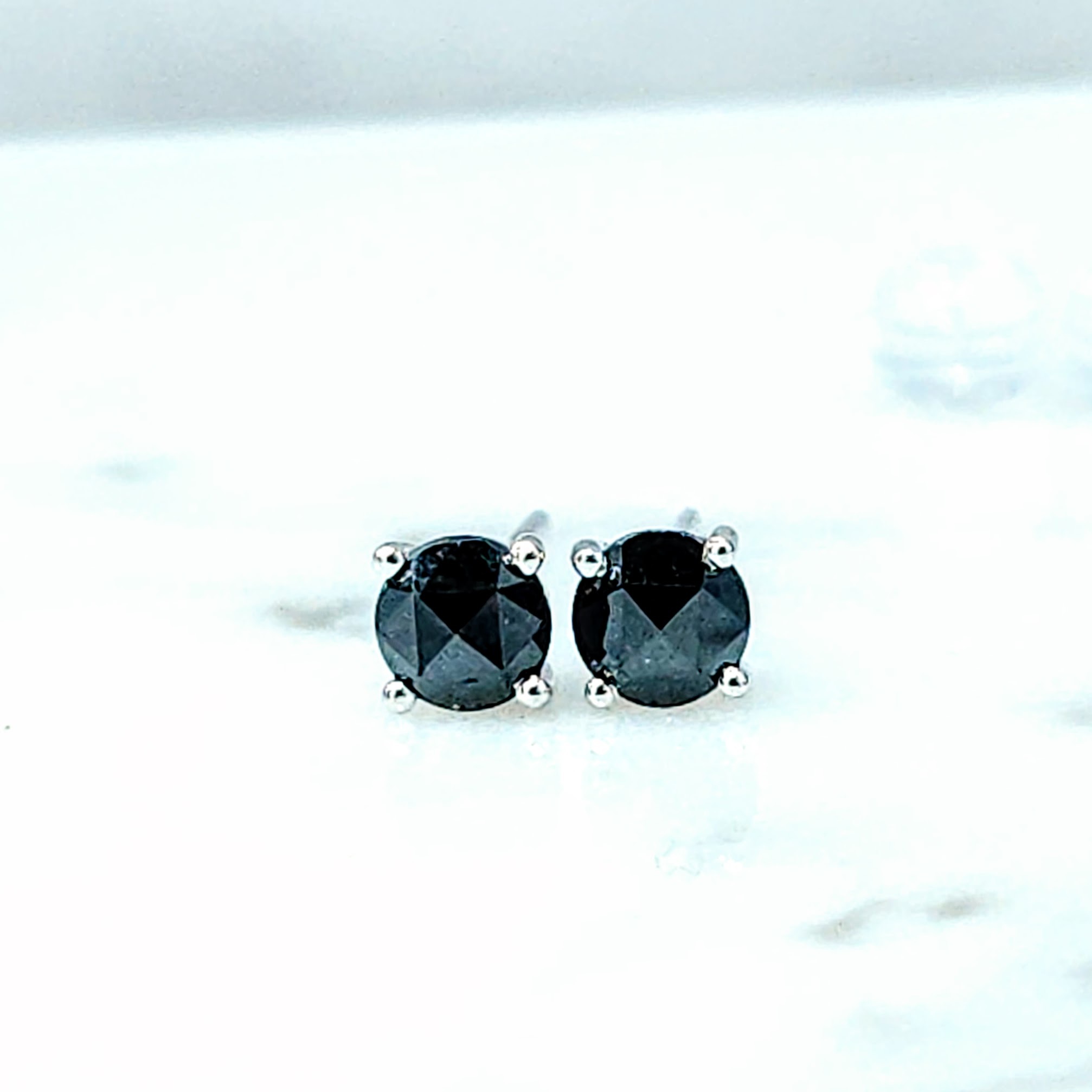 18K White Gold 0.92ct Fancy Black Diamond Earring