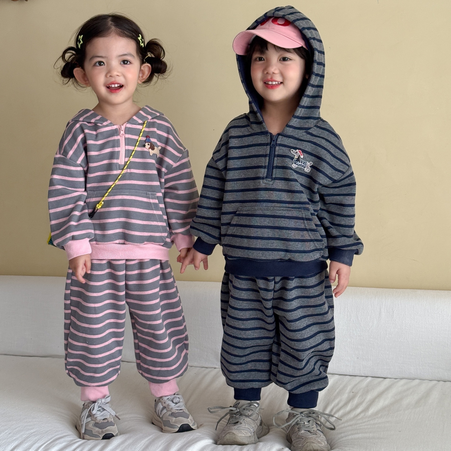 兄弟姐妹一起穿_兩色條紋臘腸狗連帽套裝