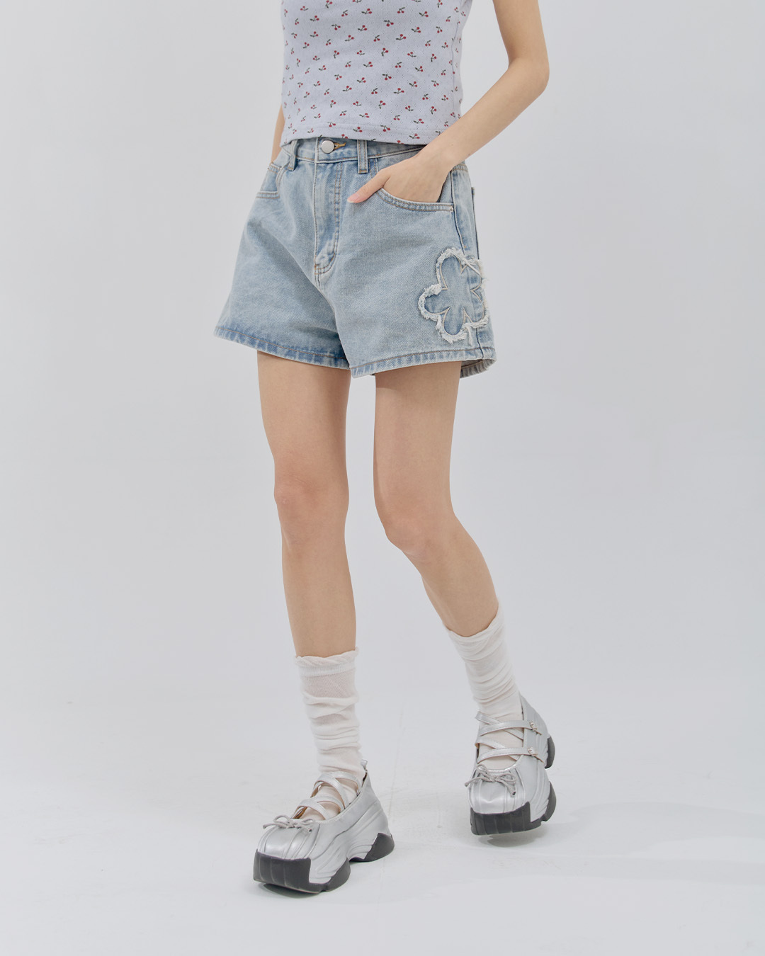 3D unfinished floral denim shorts, available in two colors, sizes S/M/L.【04130342】in stock+pre-order