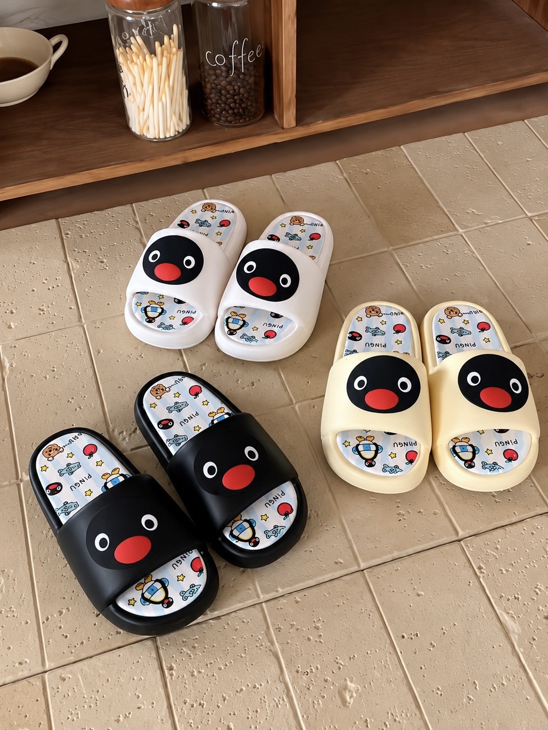 正版授權 PINGU 企鵝家族 塗鴉 防水踩屎拖鞋