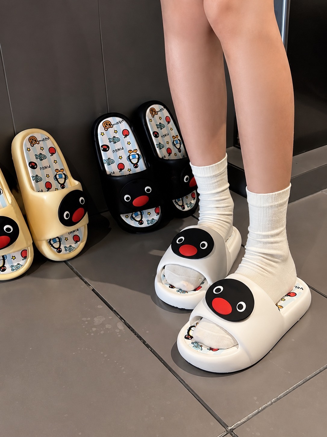 正版授權 PINGU 企鵝家族 塗鴉 防水踩屎拖鞋