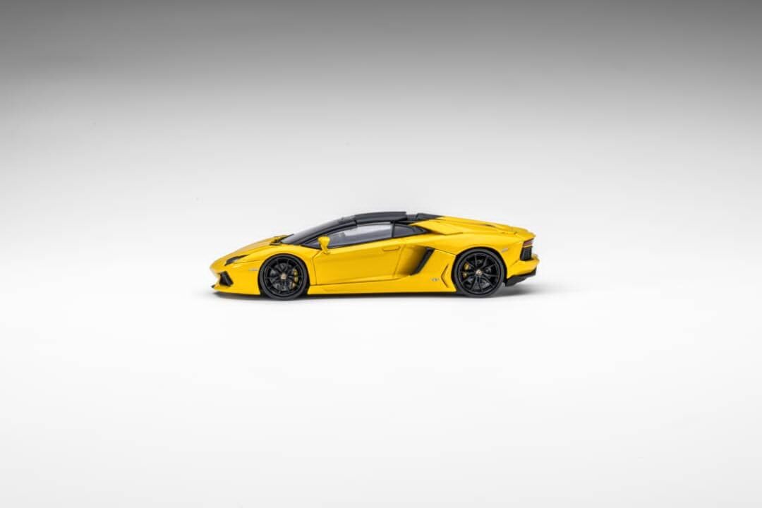 預訂:1/64 Classic Garage Lamborghini Aventador LP700-4 Roadster May Yellow (CGLAY )