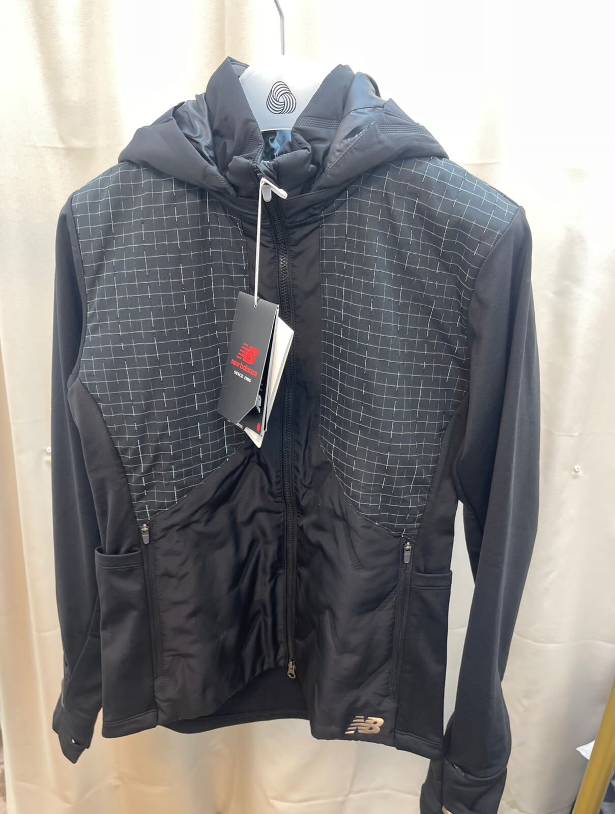 TT-AB-B195 NEWBALANCE黑色收腰長袖長身外套S碼（無logo）