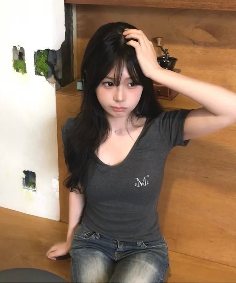 韓國限定🇰🇷 MUCENT MOVER V NECK SHIRRING HALF T V領 皺摺 短袖 短T / 預購
