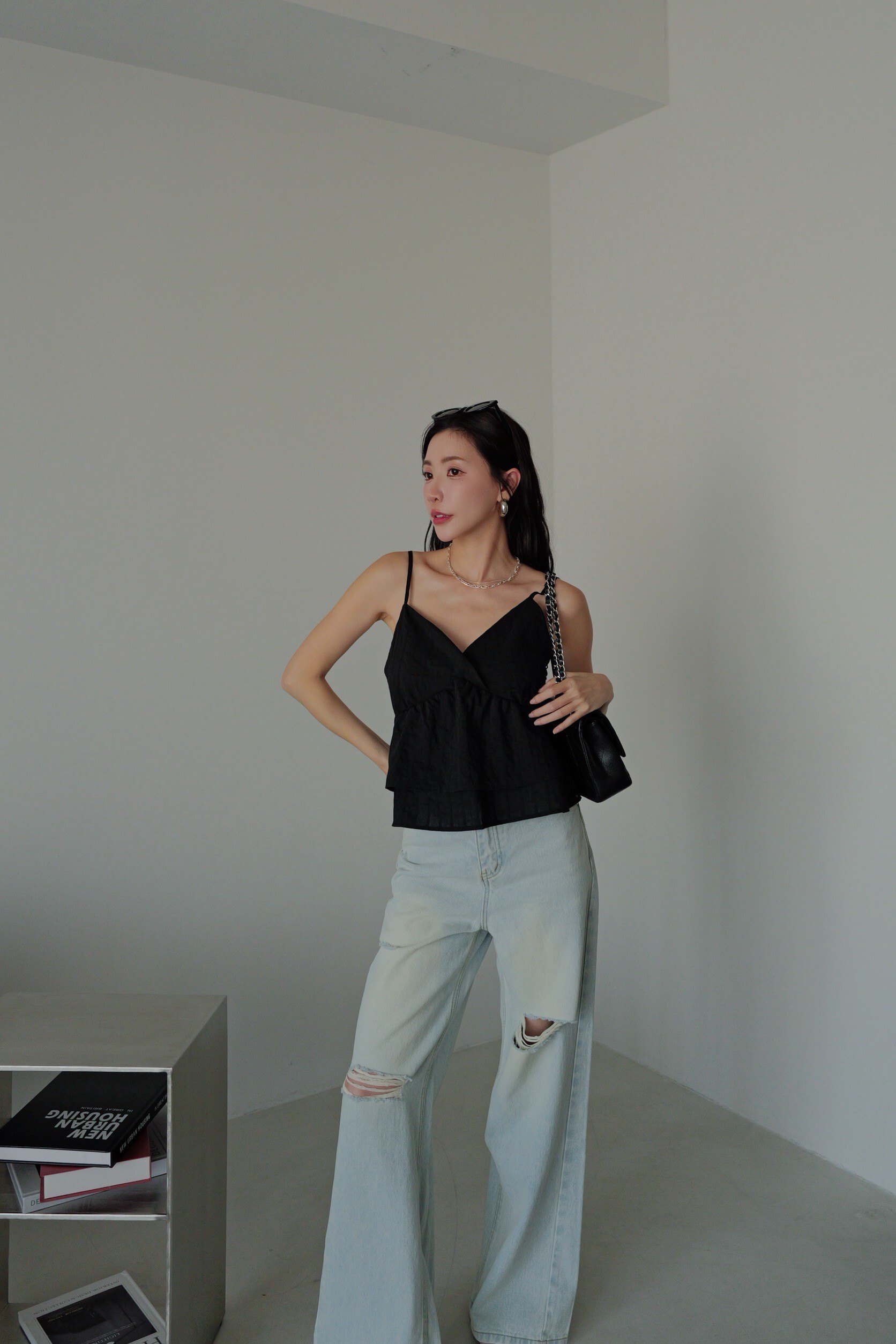 (預購)#AT27壓紋Ｖ領細帶背心(黑/白)