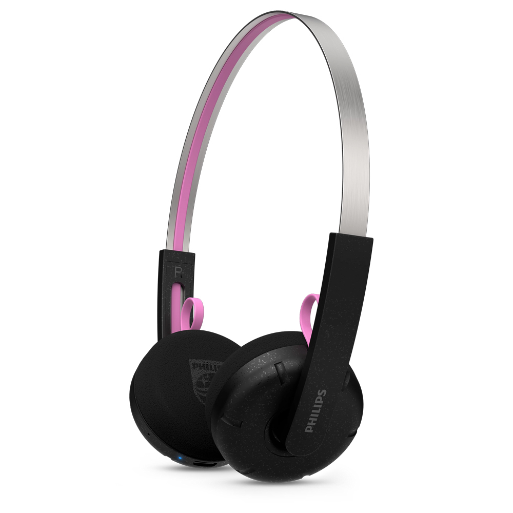 PHILIPS TAMS1 黑色貼耳式藍牙耳機背面斜視圖，展示 PHILIPS 標誌與 USB-C 連接埠