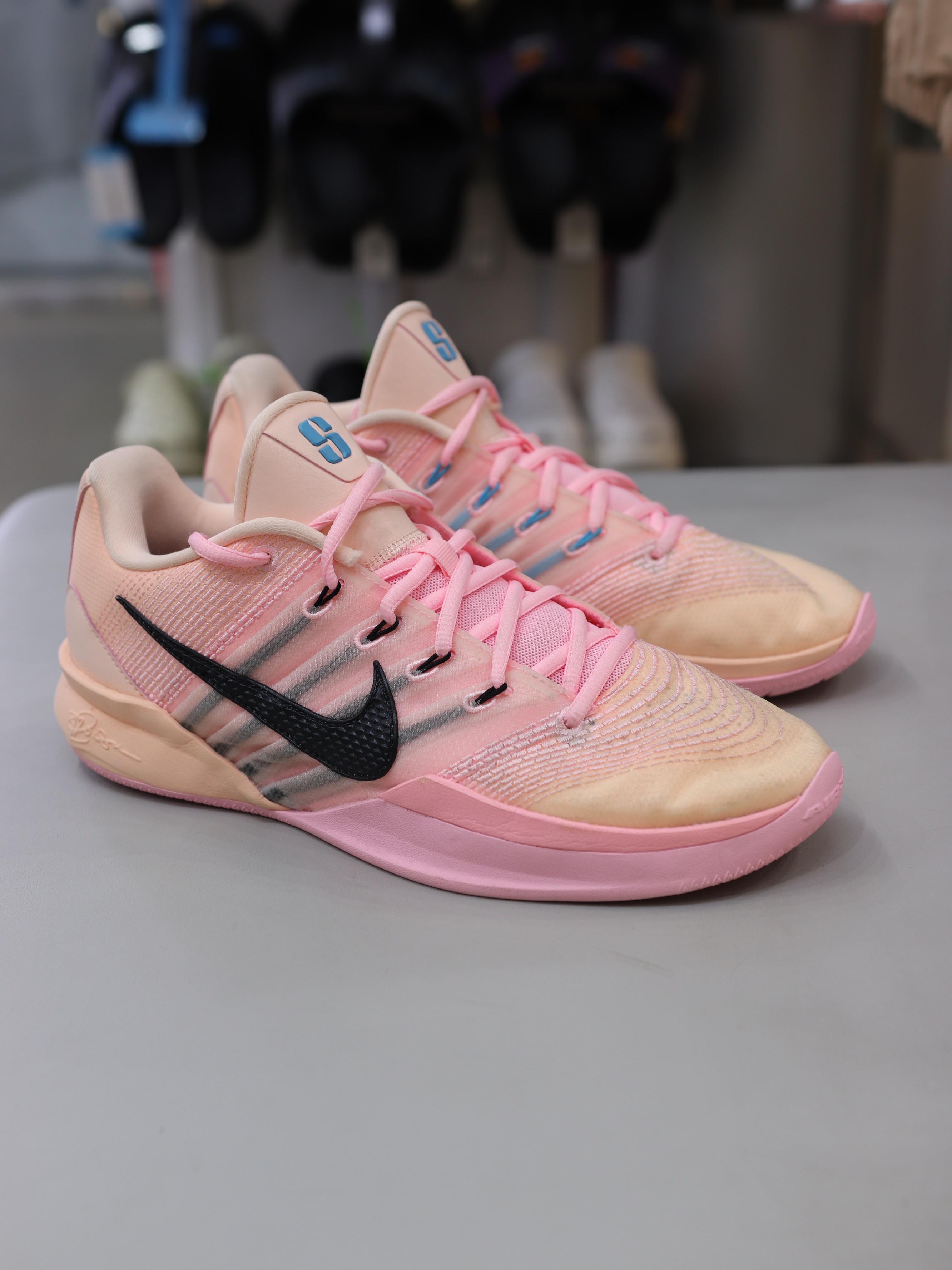 [二手商品無退換] 男鞋 US10/28CM NIKE SABRINA 3 EP 'Twin' 粉藍 粉紅 包覆 緩震 運動 實戰鞋 籃球鞋【HF2882-800】PINKS