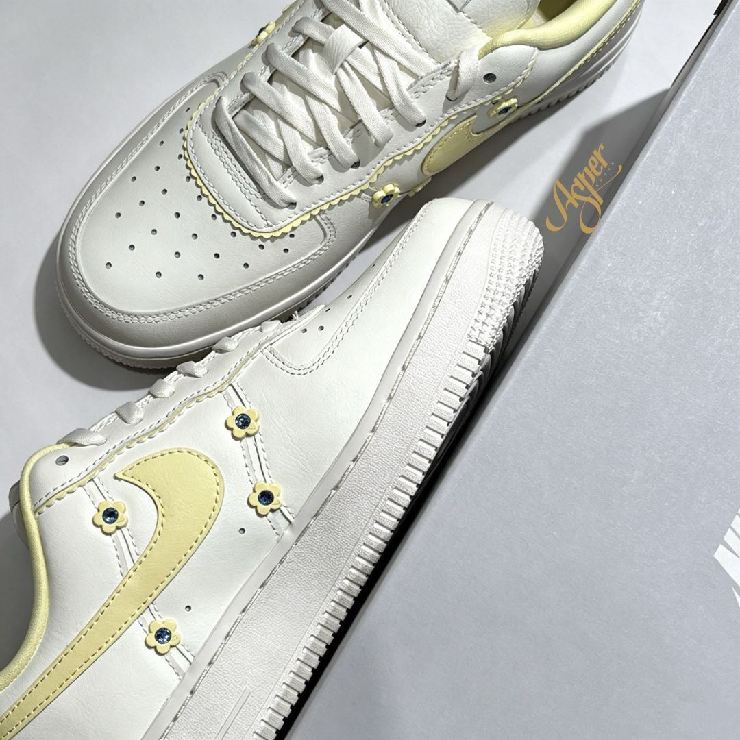 【官網限定】NIKE AIR FORCE 1 '07 LX 柔黃 小花 女鞋 IW2348-170 VII