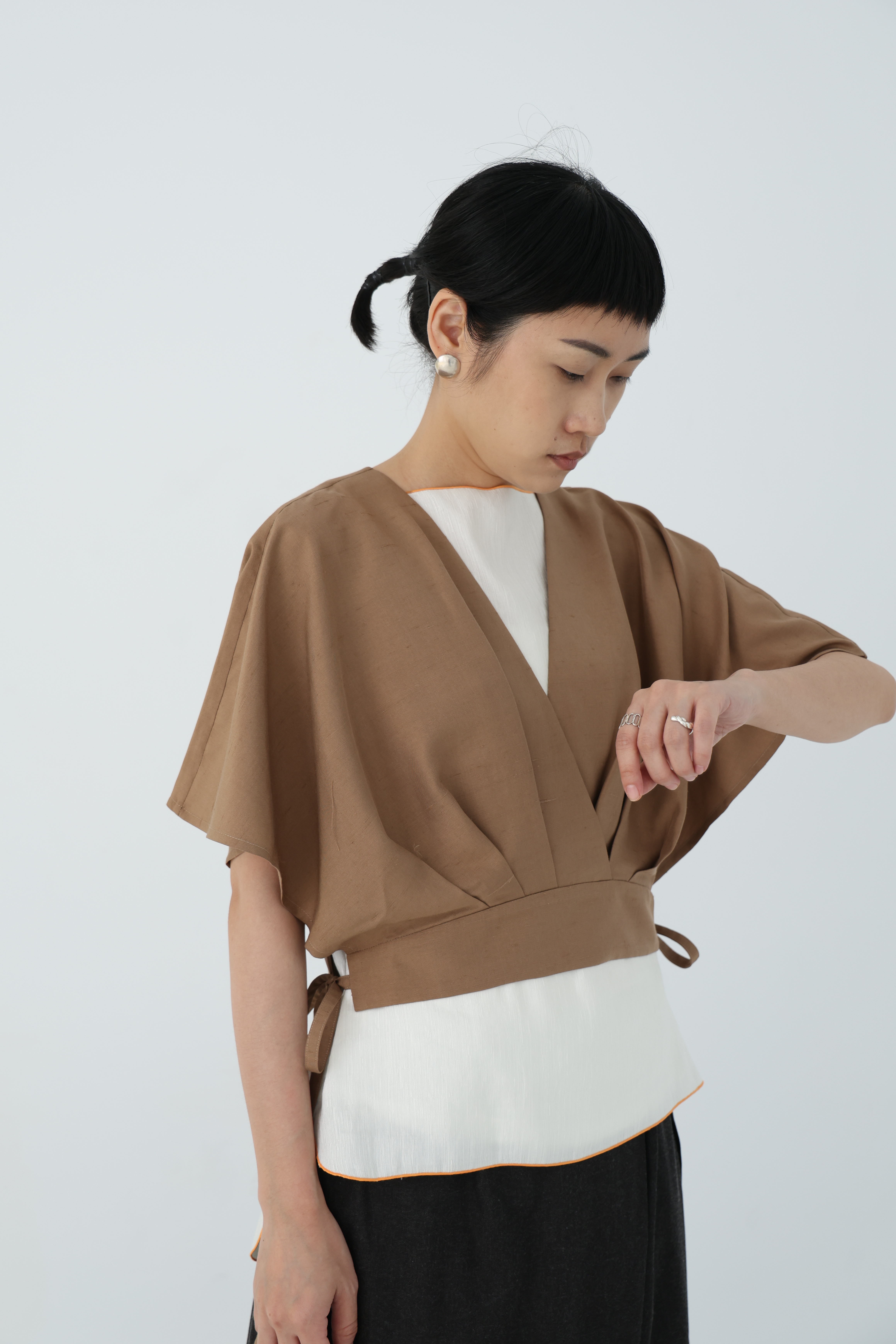 川 衣 WEAR BEING  V領交襟短版側綁帶上衣 / 蠶絲 褐