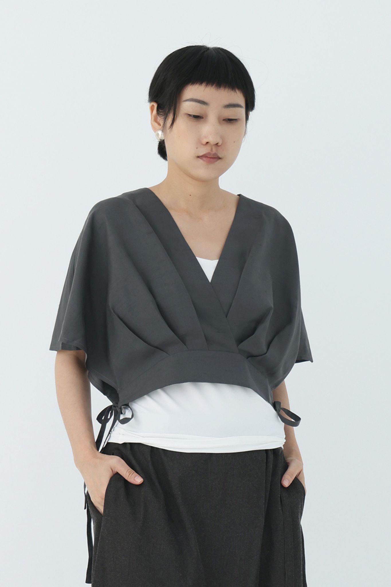 川 衣 WEAR BEING  V領交襟短版側綁帶上衣 / 蠶絲 灰藍