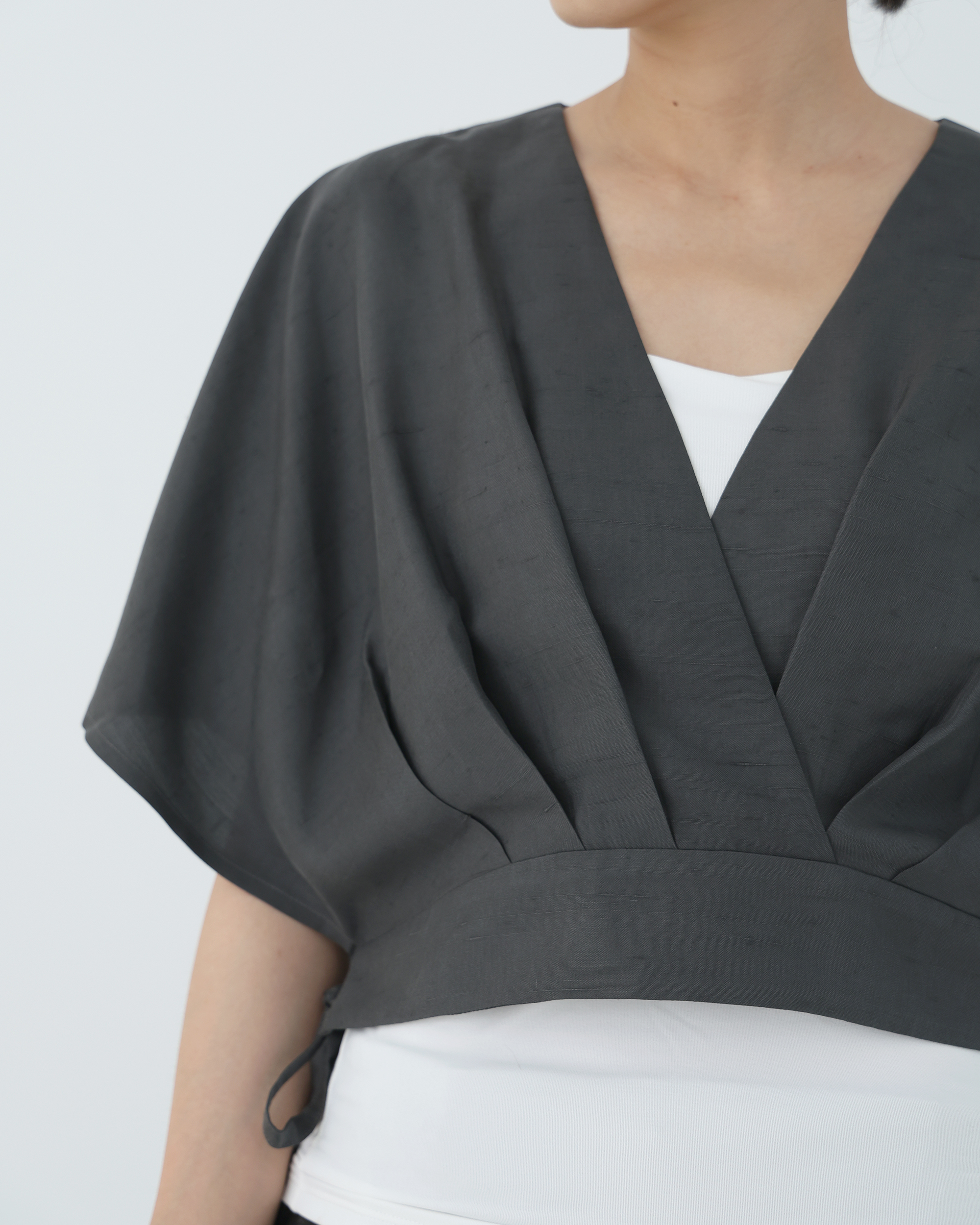 川 衣 WEAR BEING  V領交襟短版側綁帶上衣 / 蠶絲 灰藍