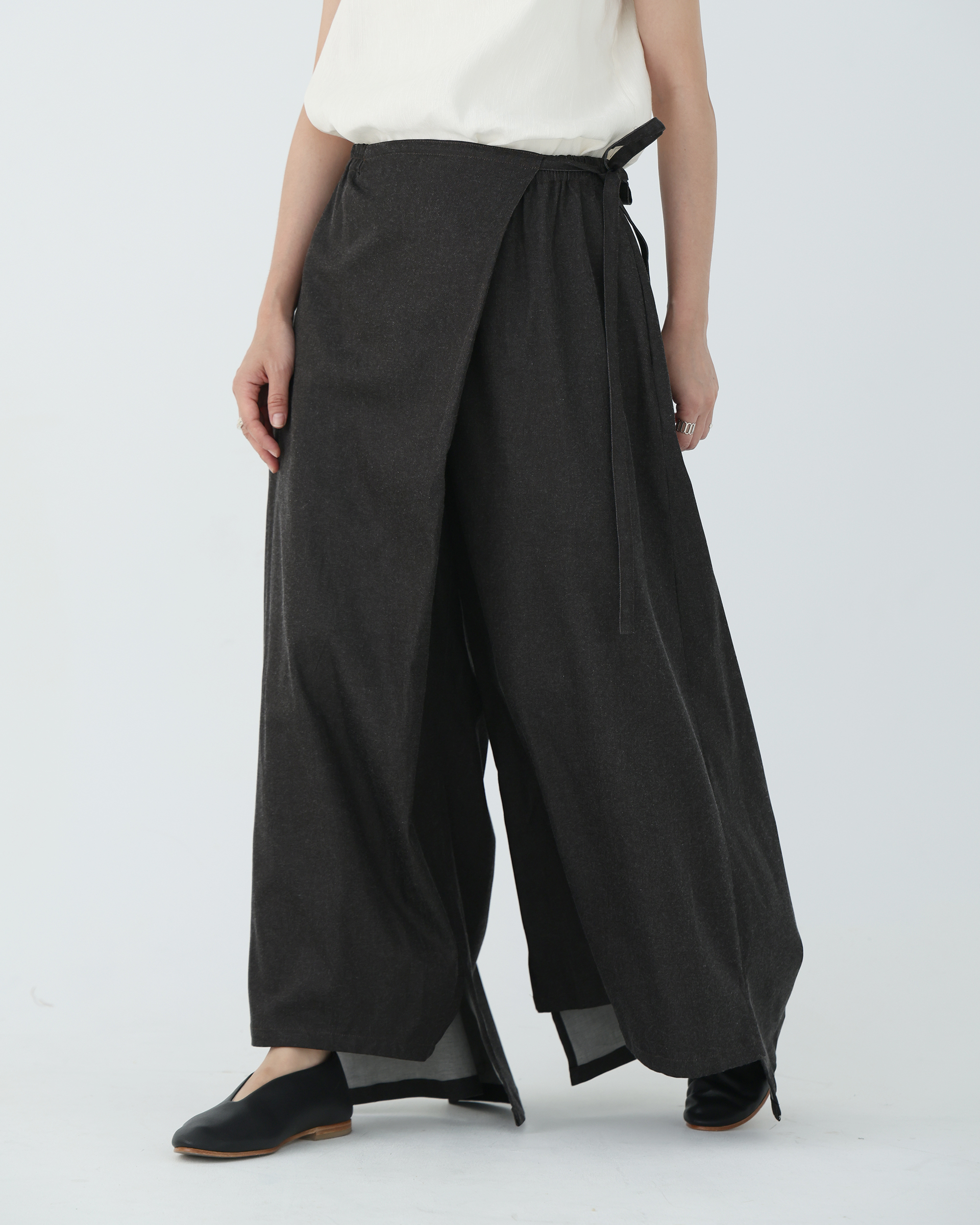 川 衣 WEAR BEING 前片綁帶開衩前短後長寬褲 灰黑色薄單寧