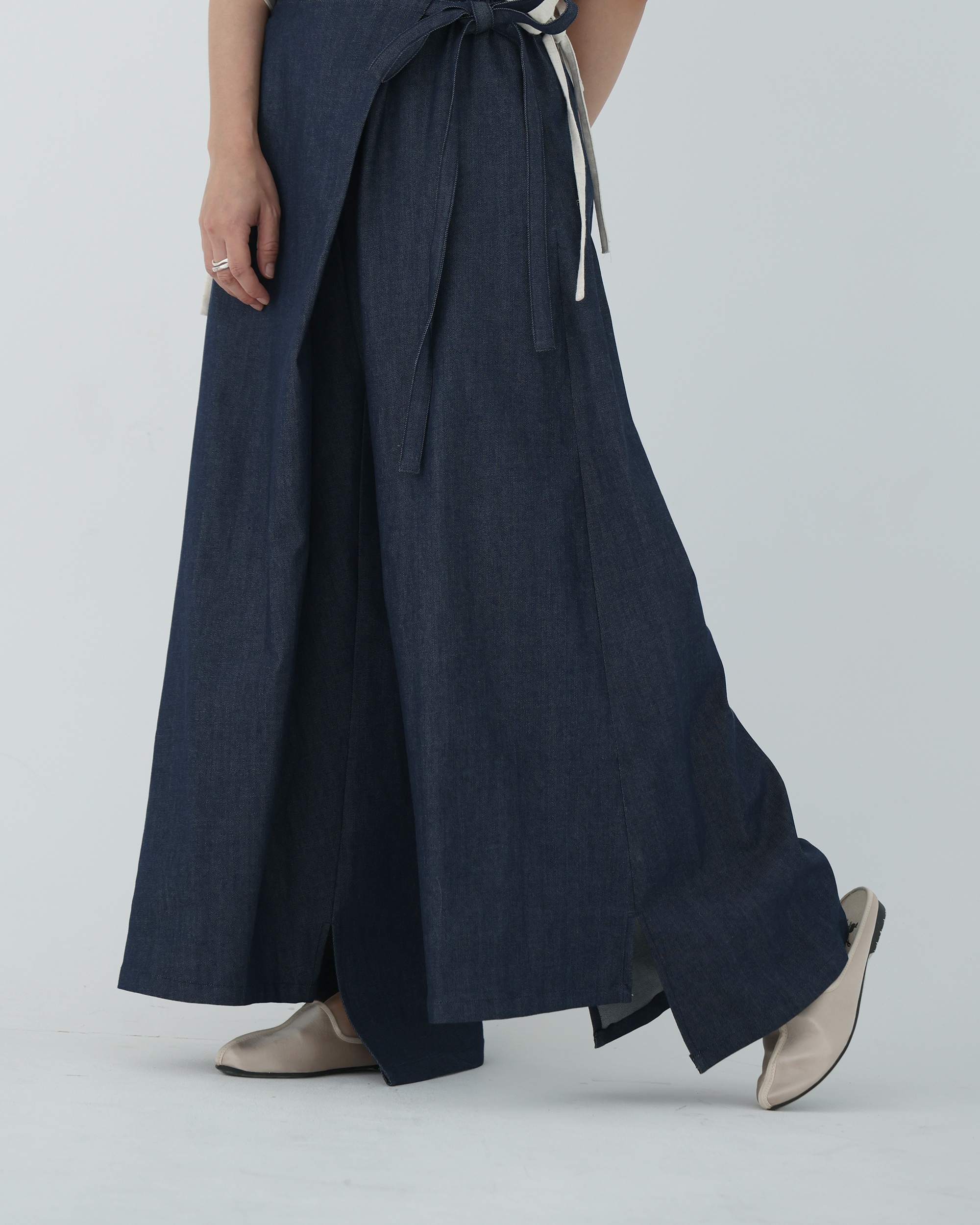 川 衣 WEAR BEING 前片綁帶開衩前短後長寬褲 深色單寧藍