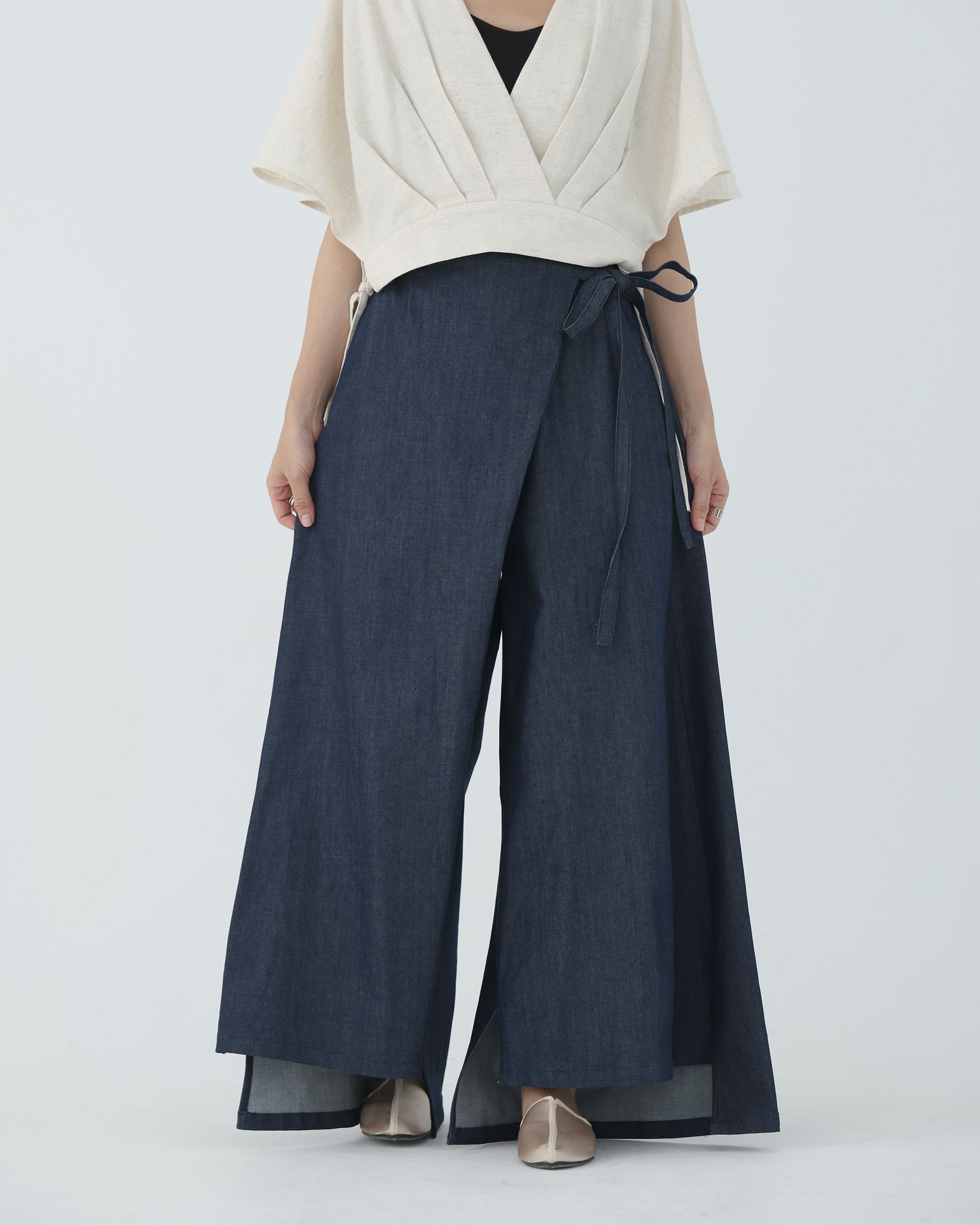 川 衣 WEAR BEING 前片綁帶開衩前短後長寬褲 深色單寧藍