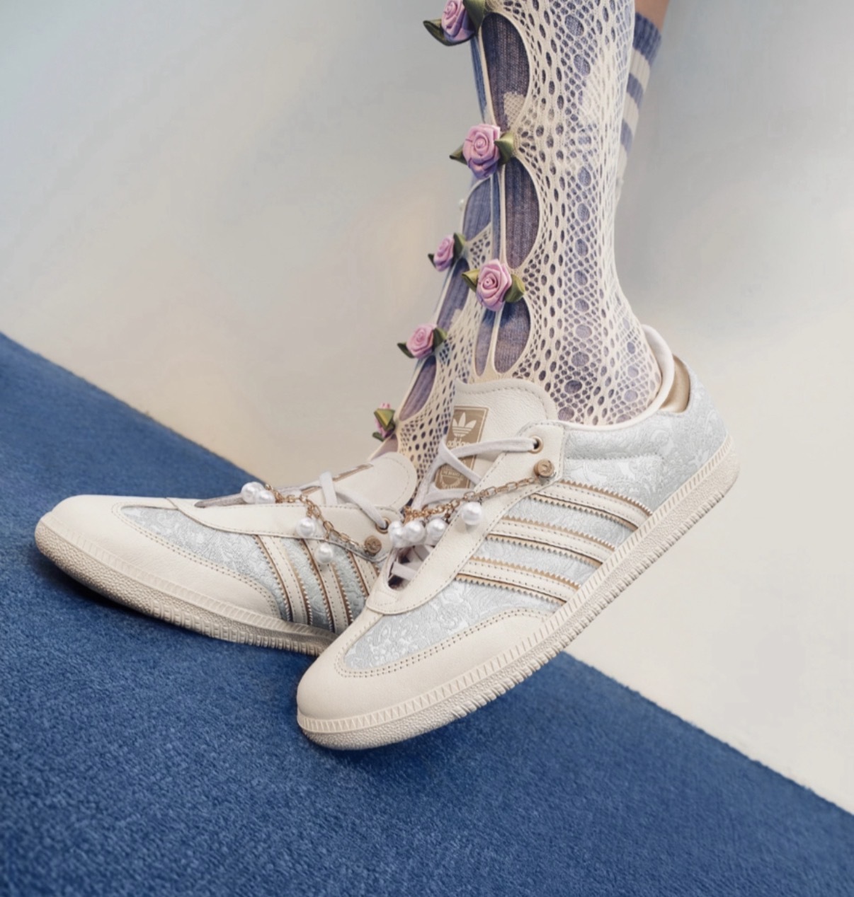 女鞋 ADIDAS SAMBA OG W 奶茶銀 珍珠 金鍊 宋雨琦同款 刺繡花紋 復古 扁鞋 德訓鞋 休閒鞋【JQ2616】