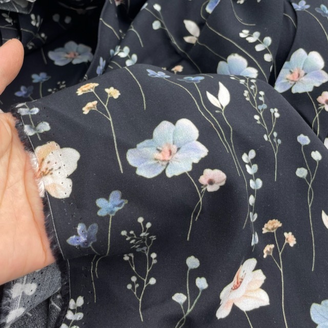 7226 黑底花朵印花棉綢人棉/薄軟細滑涼爽/幅寬145cm