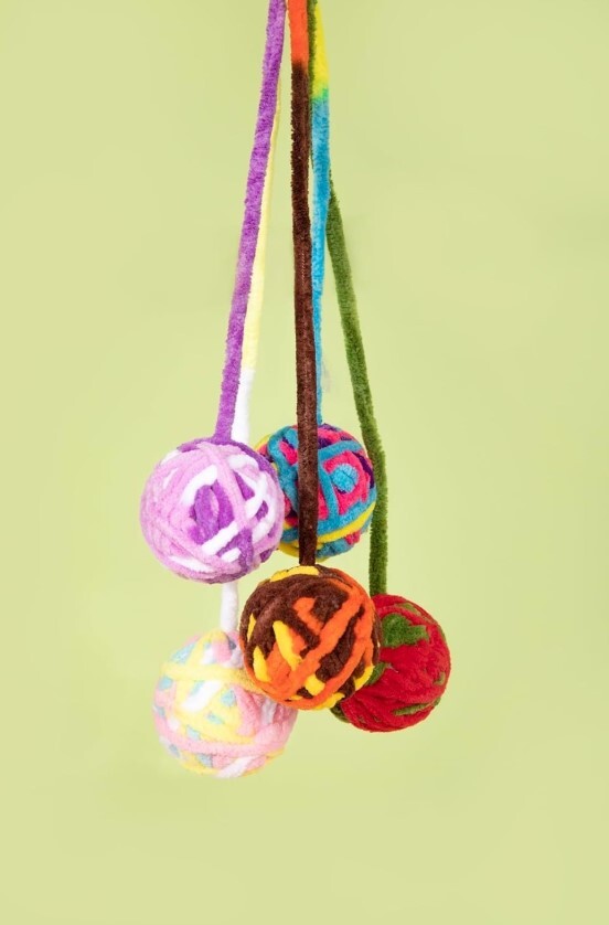 HIDREAM cat toys. Yarn balls. ($10/3)