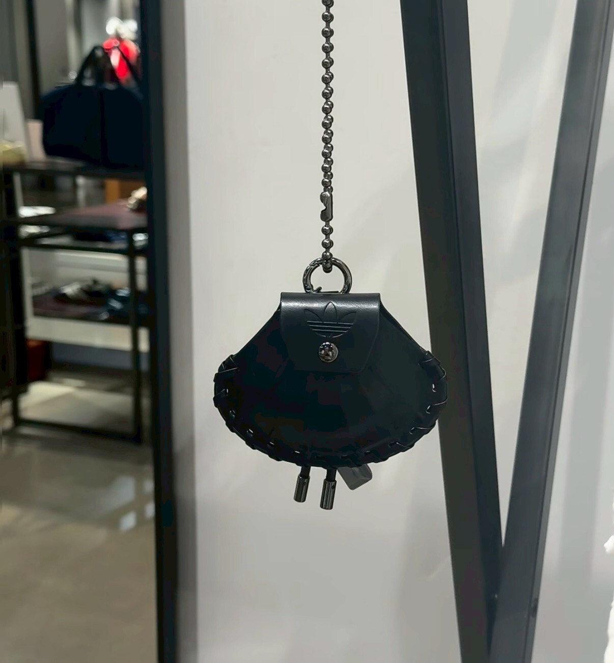 【Luxury】 ADIDAS ORIGINALS 愛迪達貝殼包吊飾包 街頭風 三葉草徽標 聚氨酯合成革 耳機包 女款 黑色 KX0580