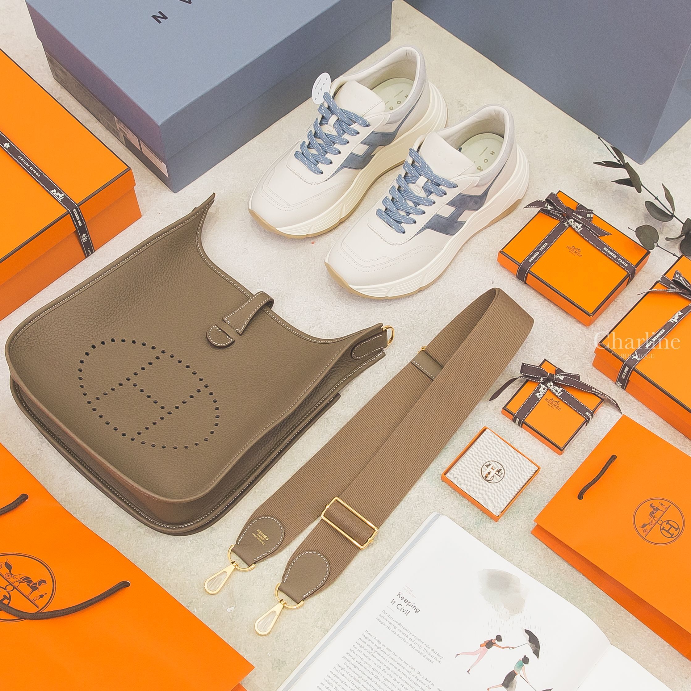 Hogan Hi-Fi 象牙白小牛皮側邊麂皮淺藍色H厚底運動鞋,Hermès Pop H Ear Cuff 白色珐瑯鍍玫瑰金簍空橢圓耳骨夾,Hermès Evelyne 29cm 大象灰金釦肩背包-Charline Boutique 精品代購