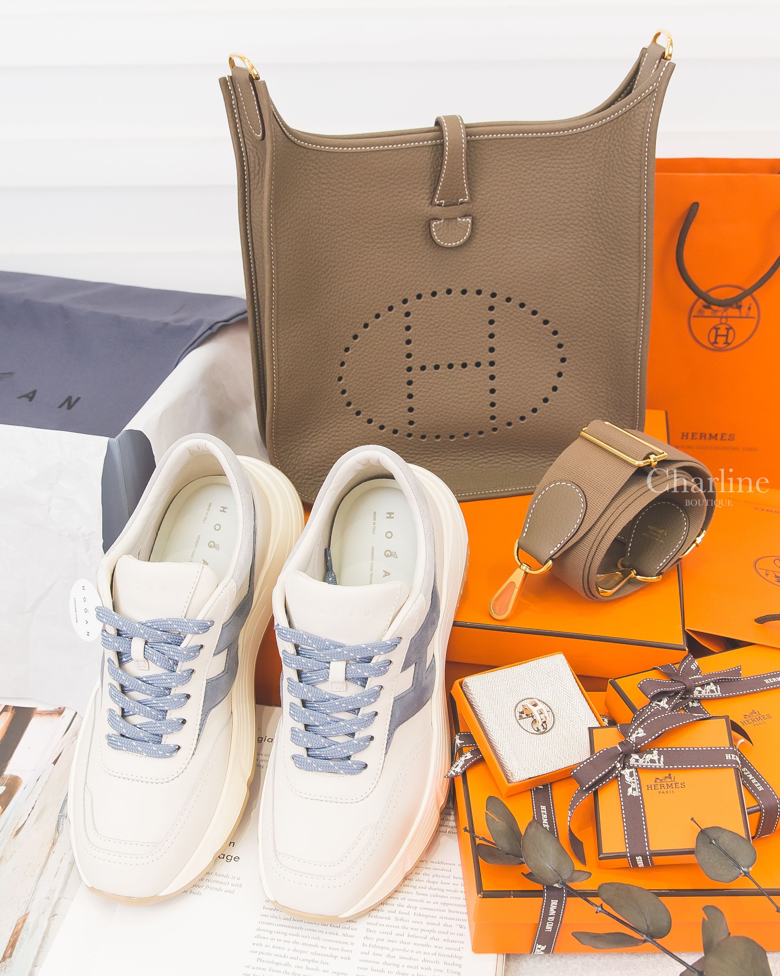 Hogan Hi-Fi 象牙白小牛皮側邊麂皮淺藍色H厚底運動鞋,Hermès Pop H Ear Cuff 白色珐瑯鍍玫瑰金簍空橢圓耳骨夾,Hermès Evelyne 29cm 大象灰金釦肩背包-Charline Boutique 精品代購