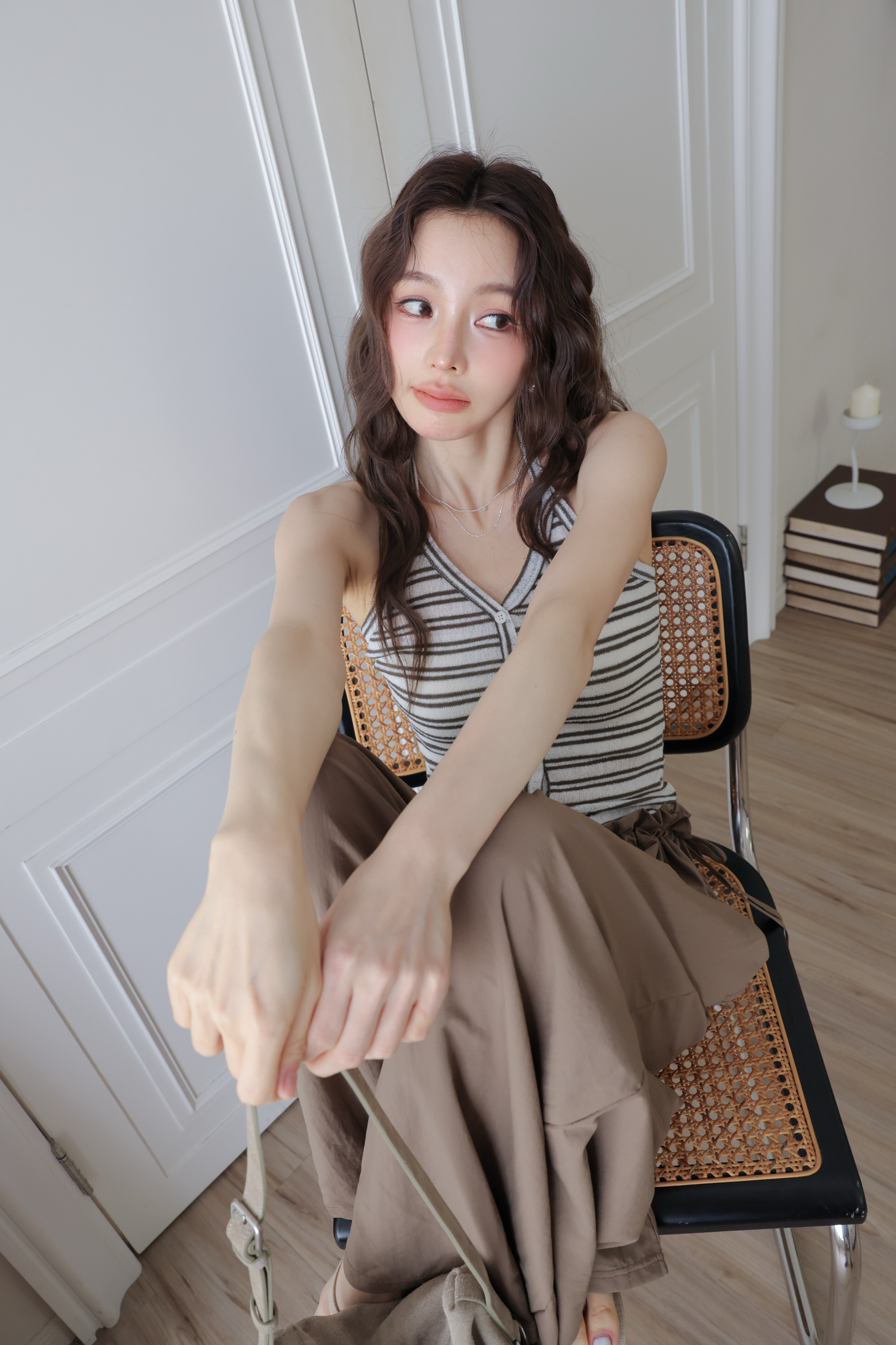 V領繞脖削肩線條背心 HE28
