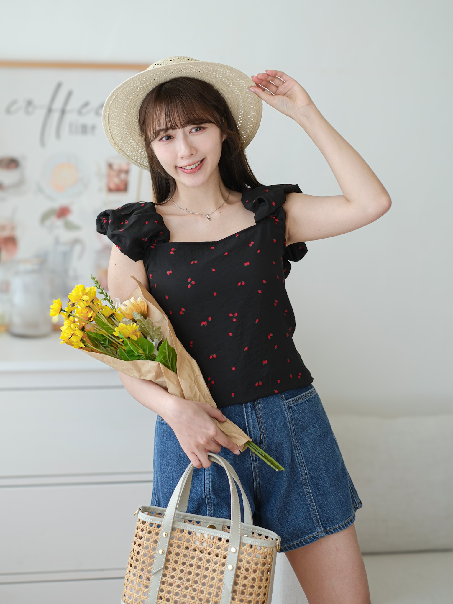 少女感～方領泡泡肩帶櫻桃上衣 (米白/黑) TOP765