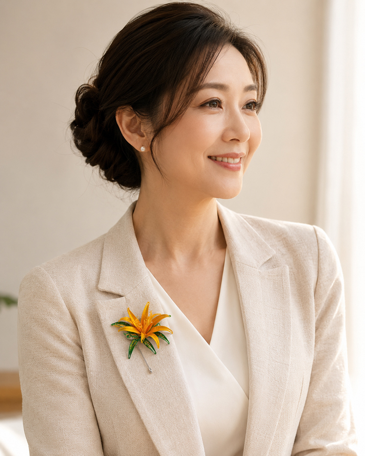 林子齡春仔花《金萱花》手工胸針配戴示範,適合正式場合與日常穿搭。
