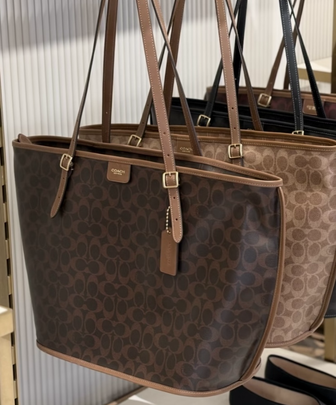 【預購】Coach H0715524 Taxi老花托特包（黑加侖子色）