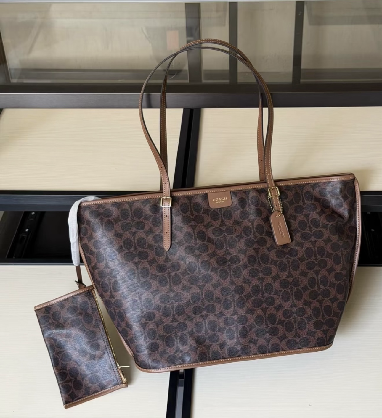 【預購】Coach H0715524 Taxi老花托特包（黑加侖子色）
