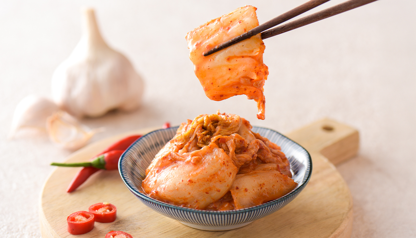 協發行韓式泡菜豆腐火鍋在鍋中沸騰,展現鮮紅濃郁湯底與大量韓國大白菜的週末聚餐特寫