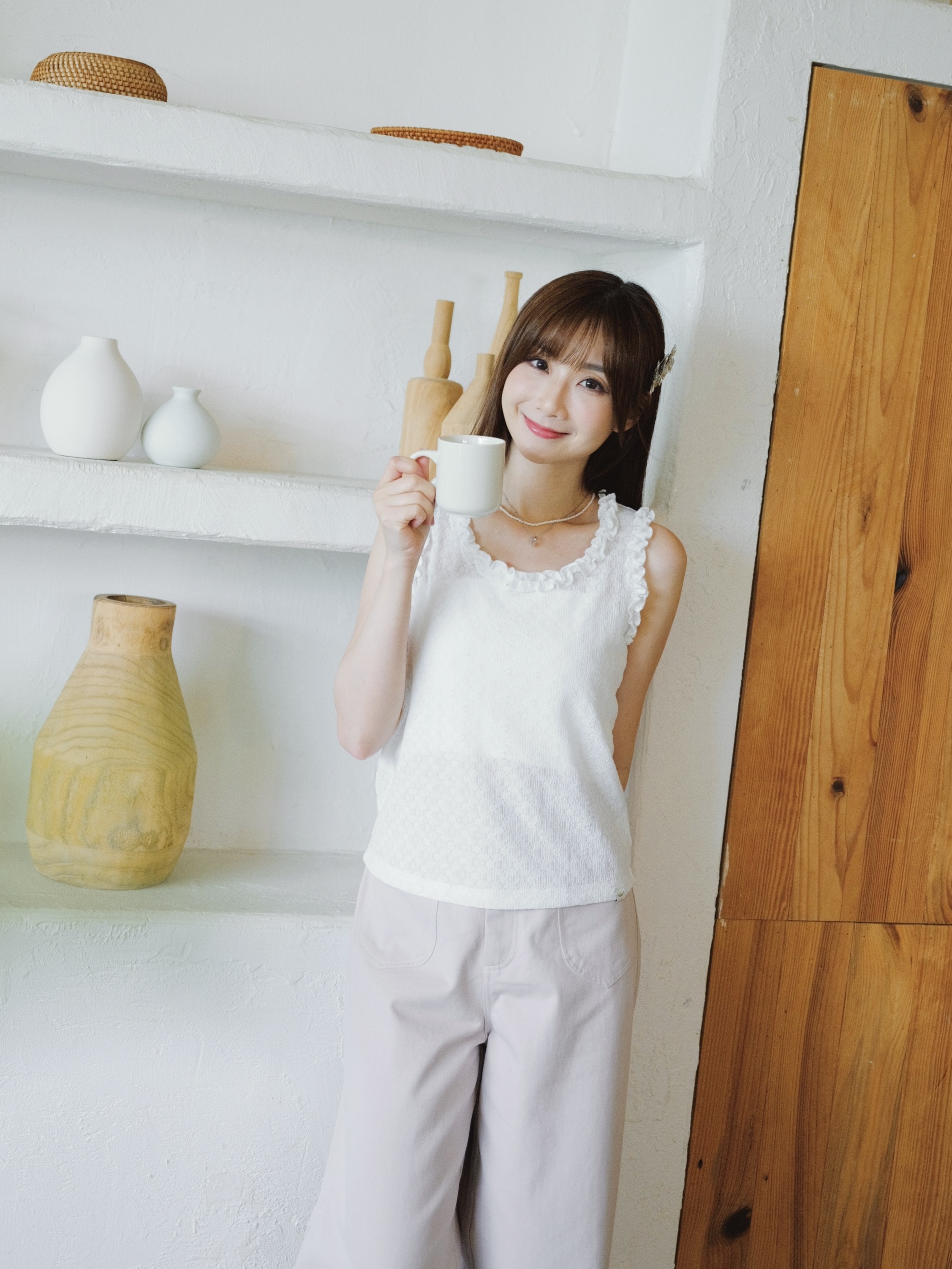 兩色 / 微透感壓花荷葉邊背心 / Semi-Sheer Textured Ruffle Trim Tank Top