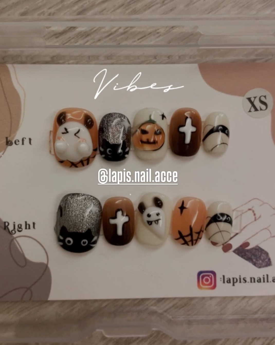 呢款系🎃👻Halloween Selection (1)👻🎃 係我哋《特別之選》嘅產品之一喔🩷🩷  夠晒👻Halloween 氣氛👻 又有萬聖節4色系到 令到更加多人都好鍾意佢 亦都選購入佢落自己嘅穿戴甲衣櫥到🐈  〰️主要色調為 橙色🧡+ 米白色🤍 + 黑色🖤 +🩶銀色作底色  〰️左拇指+右無名指： 🧚🏻‍♀️🖤主要 用橙色 🧡或 米白色🤍做底色 🧚🏻‍♀️🖤加上「手繪」嘅 應節嘅 ①蜘蛛網🕸️②十字星✨作點綴 🧚🏻‍♀️🖤左拇指：另外加上手繪3D 立體 萬聖節應節items 包括 ①魔鬼版小鬼魂👻  左右食指： 🧚🏻‍♀️🖤以米白色作底色 🧚🏻‍♀️🖤加上手繪十字星✨作點綴 🧚🏻‍♀️🖤加上手繪3D 立體 萬聖節應節items 包括 ①魔鬼版小鬼魂👻+ ②邪惡南瓜🎃  〰️左食指+ 右拇指： 🧚🏻‍♀️🖤以黑色🖤貓眼石作底色 🧚🏻‍♀️🖤手繪嘅小黑貓🐈‍⬛ 暗黑style滿滿  〰️左無名指+右食指： 🧚🏻‍♀️🖤以橙色 🧡黑色🖤漸變 作底色 🧚🏻‍♀️🖤加上 「手繪」十字架✝️ 將萬聖節元素拉滿拉夠  〰️尾指： 🧚🏻‍♀️🖤以米白色作底色 🧚🏻‍♀️🖤加上 手繪「木乃伊」  節日氣氛滿滿 👻🎃令到以🎃👻Halloween Selection (1)👻🎃作主題嘅 設計 更突出喔 〰️款式為節日款 或 橙色  黑色 白色 愛好者嘅日常款 穿搭以橙、黑、白 為日常穿搭色即可 〰️適合鍾意 ①暗黑style / ②橙黑白愛好者 / ③ Punk / ④鍾意可愛風 / ⑤萬聖節出外玩嘅/ ⑥3D美甲 〰️以 銀色 嘅 飾物 配合🎃👻Halloween Selection (1)👻🎃即可  名稱：🎃👻Halloween Selection (1)👻🎃 尺碼：XS / S / M 甲型：短方圓  產品直接連結： https://lapisnailacce.shoplineapp.com/products/halloween-selection-1-a-0000039a  Lapis Blog 直接連結：  https://lapisnailacce.shoplineapp.com/blog/posts/delivery-hot-pick-items-31
