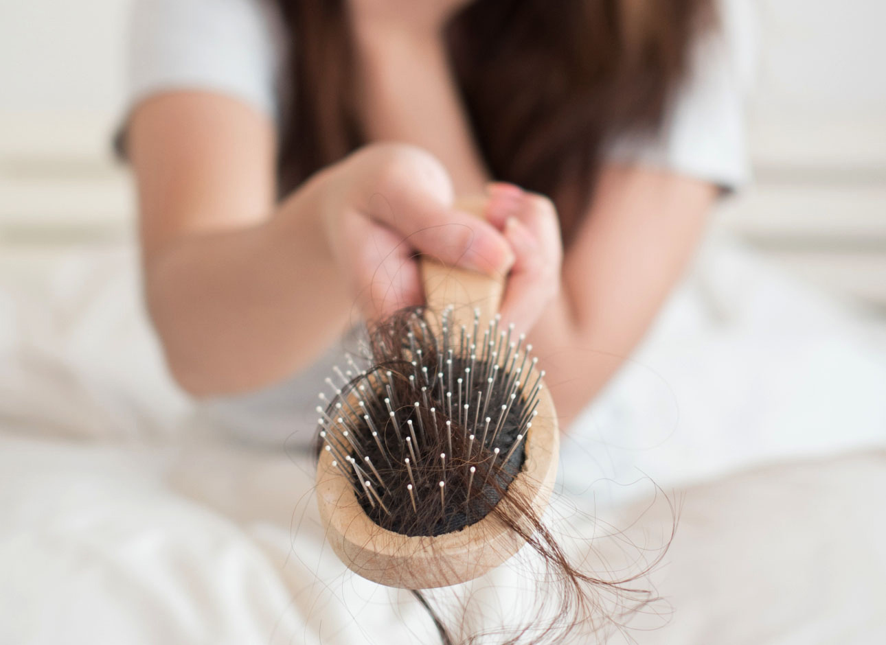 女性梳頭時梳子上出現明顯落髮,有產後掉髮的常見困擾,想知道產後掉髮該怎麼辦
