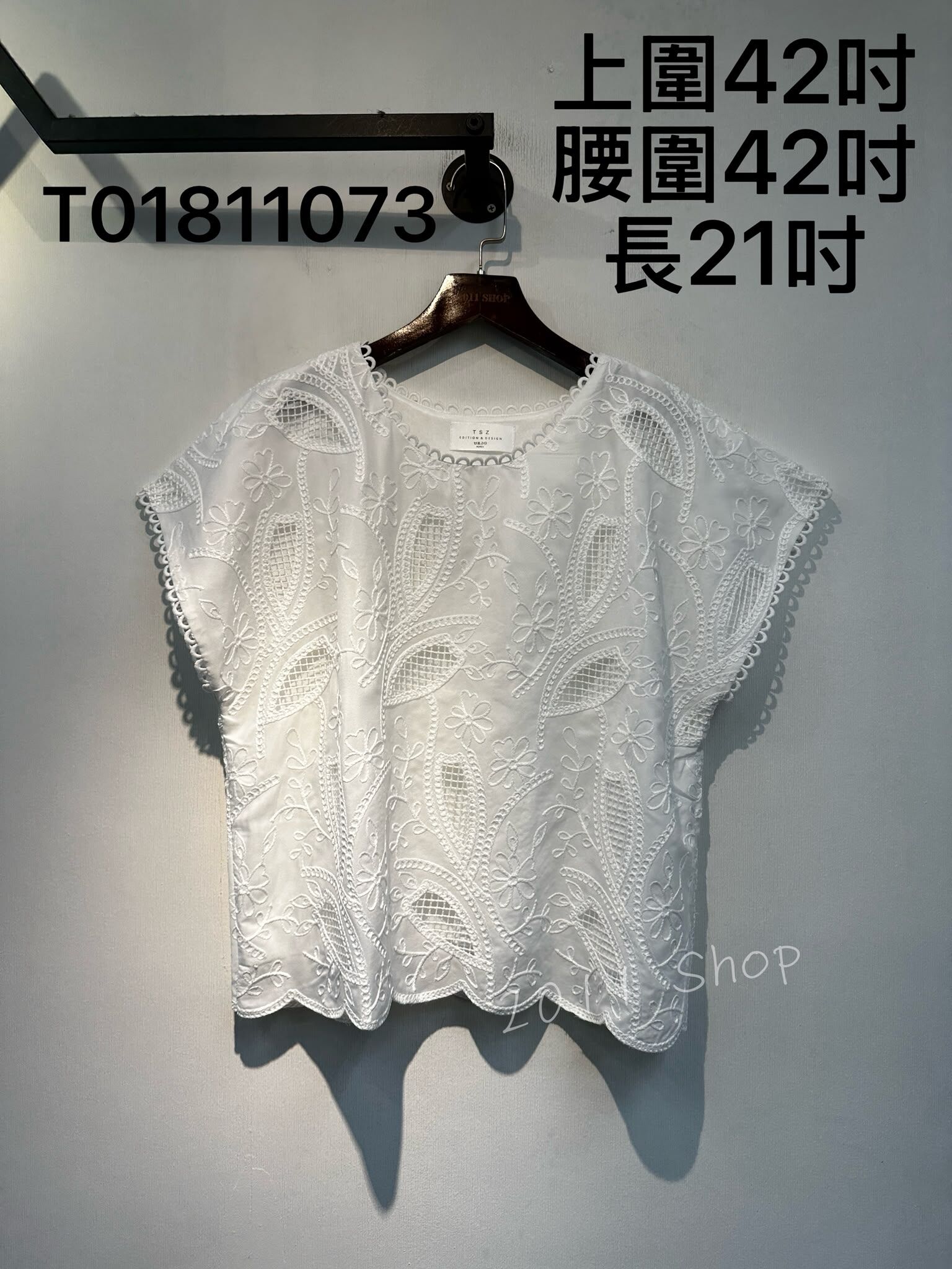 鏤空花花刺繡波浪下擺無袖TOP  上圍42吋 腰圍42吋 長21吋  T01811073