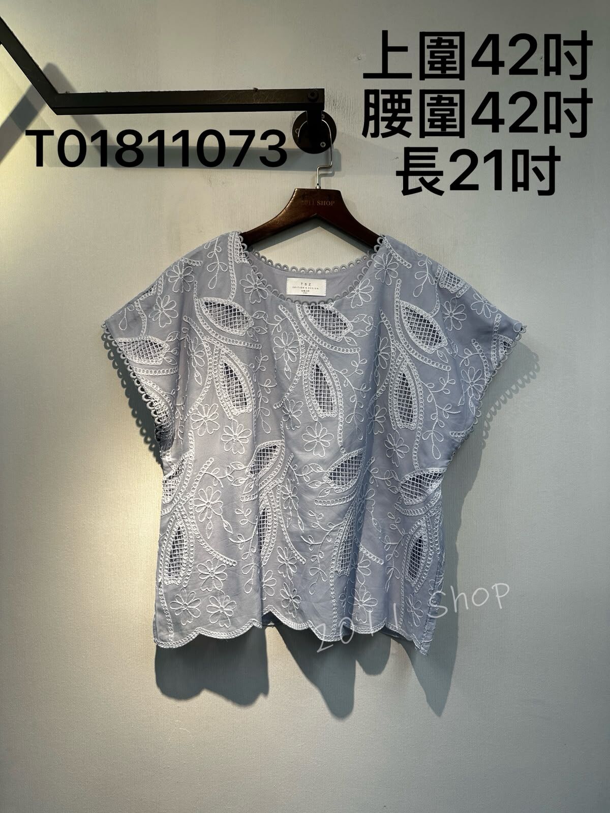 鏤空花花刺繡波浪下擺無袖TOP  上圍42吋 腰圍42吋 長21吋  T01811073