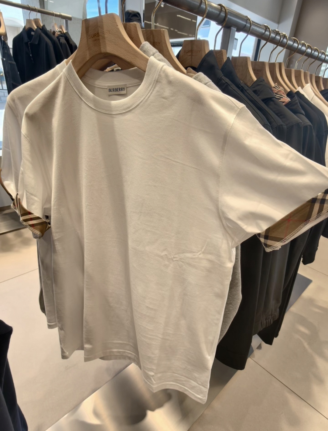 BBR 白色 袖有菱格花紋 TEE