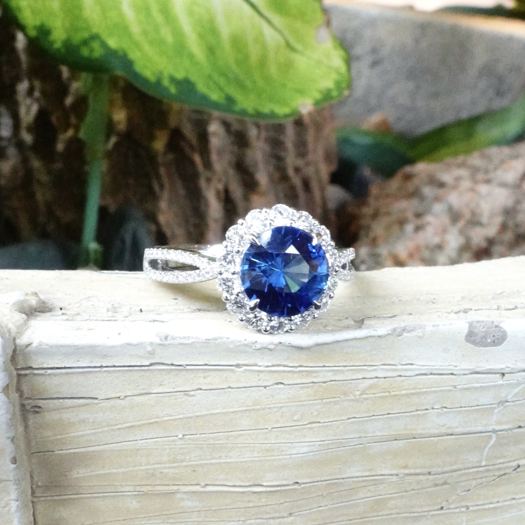 18K Gold Cornflower Blue Sapphire ring with diamonds setting