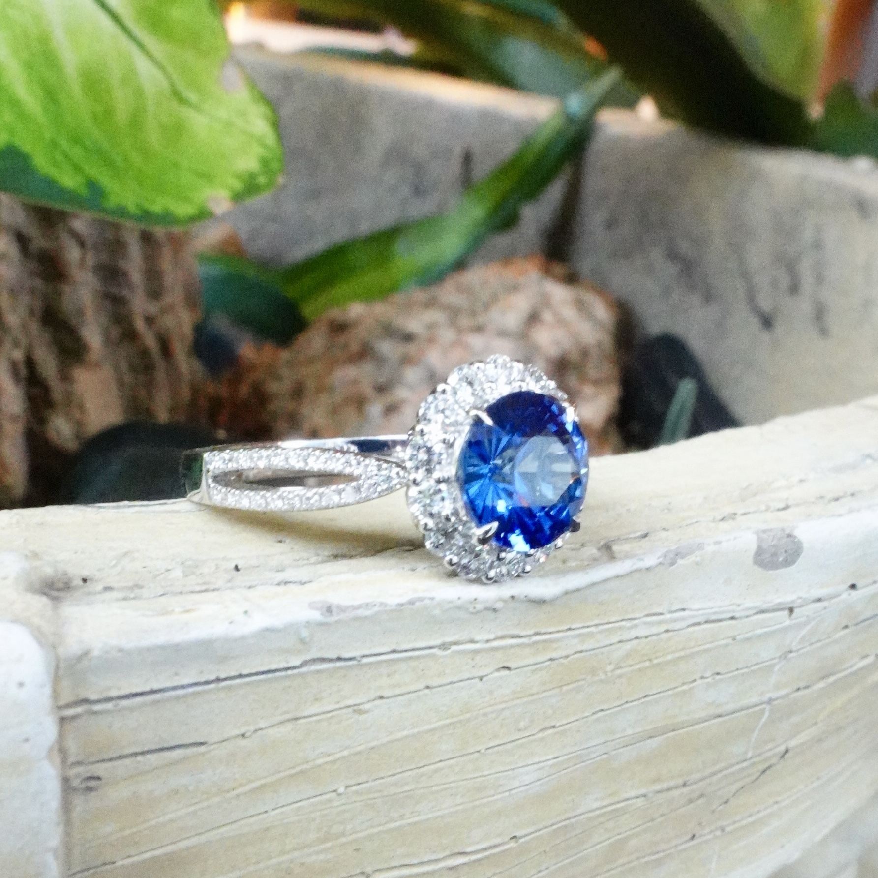 18K Gold Cornflower Blue Sapphire ring with diamonds setting