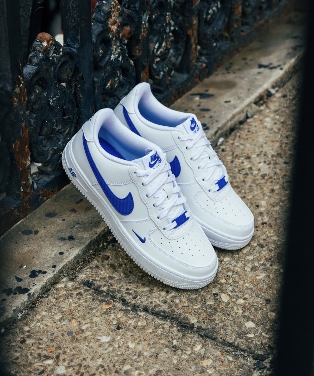 大童鞋 女鞋 NIKE AIR FORCE 1 KI TECH ESS GS 白藍 小勾 皮革 經典 休閒鞋【IM7662-100】AF1 WAF1