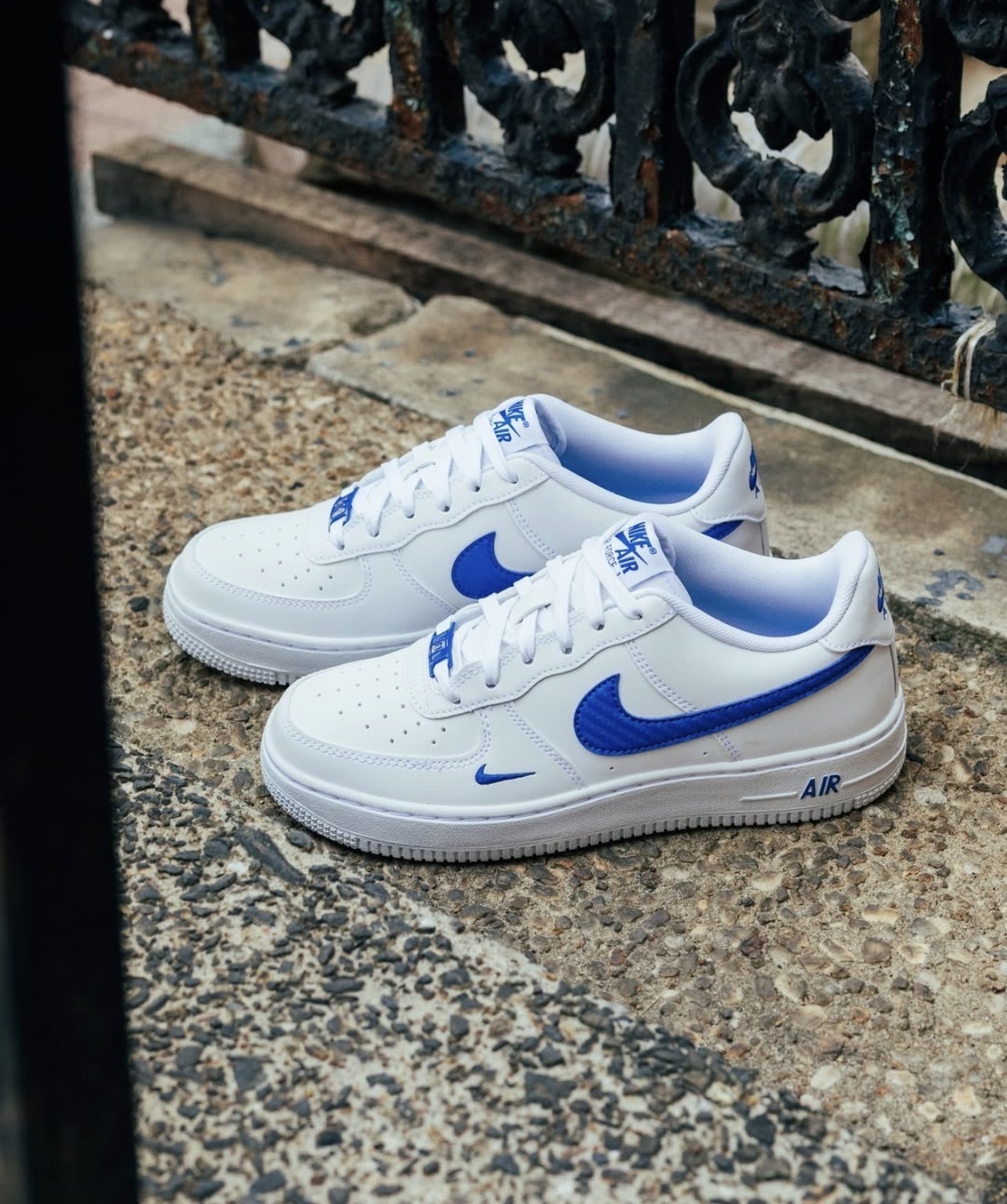 大童鞋 女鞋 NIKE AIR FORCE 1 KI TECH ESS GS 白藍 小勾 皮革 經典 休閒鞋【IM7662-100】AF1 WAF1