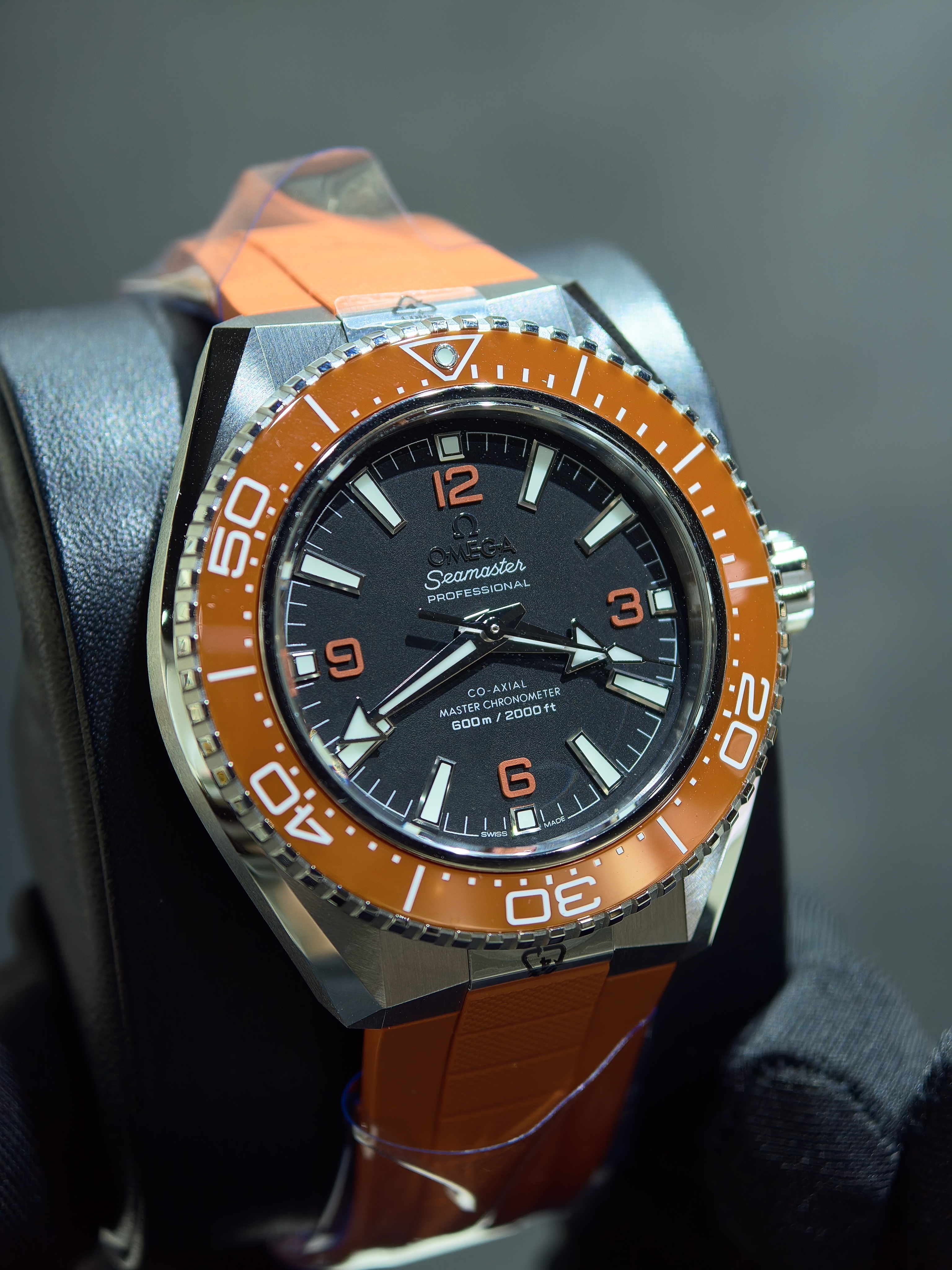 BRAND NEW OMEGA 217.32.42.21.01.004  21732422101004 SEA MASTER 600M STEEL PLANET OCEAN BLACK DIAL ORANGE CERAMIC BEZEL ORANGE RUBBER STRAP 42MM